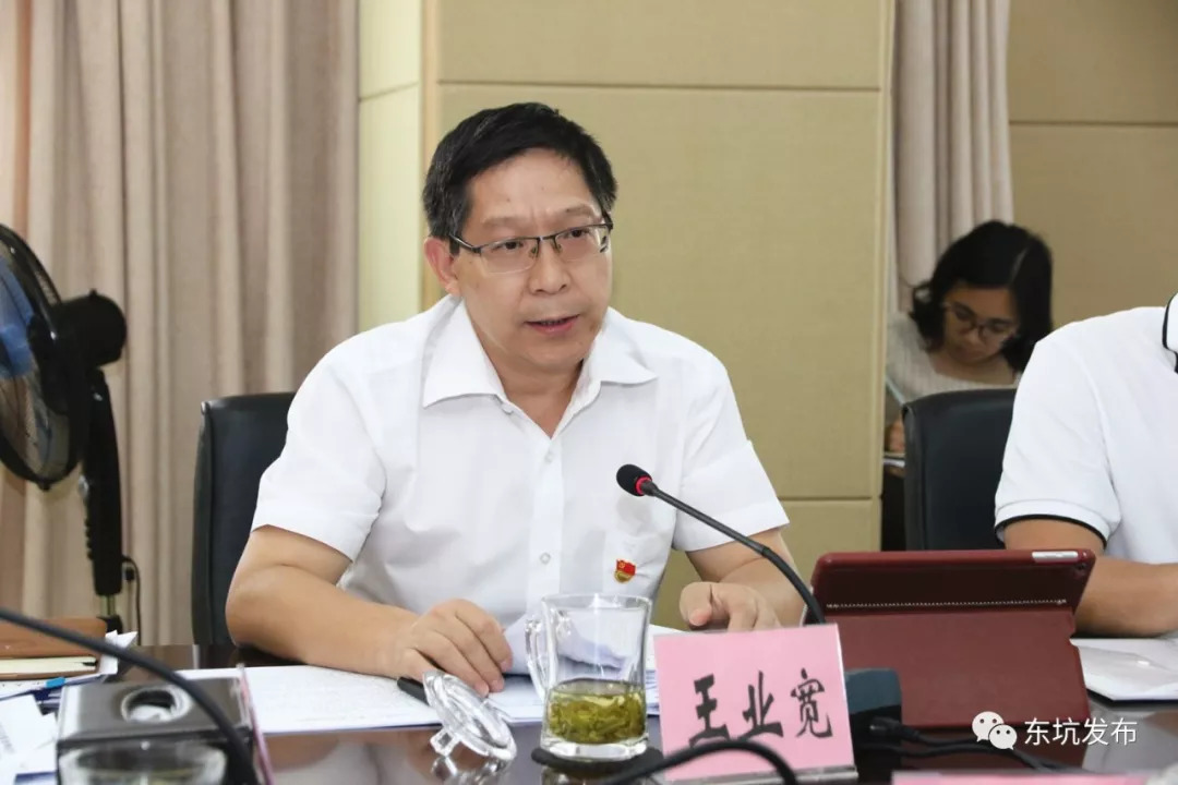 学习会上,镇领导王业宽,梁志豪先后谈了学习体会.