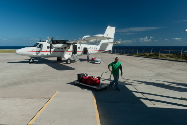 全球最短小的机场,建于悬崖上跑道仅400米,游客却冒险来体验