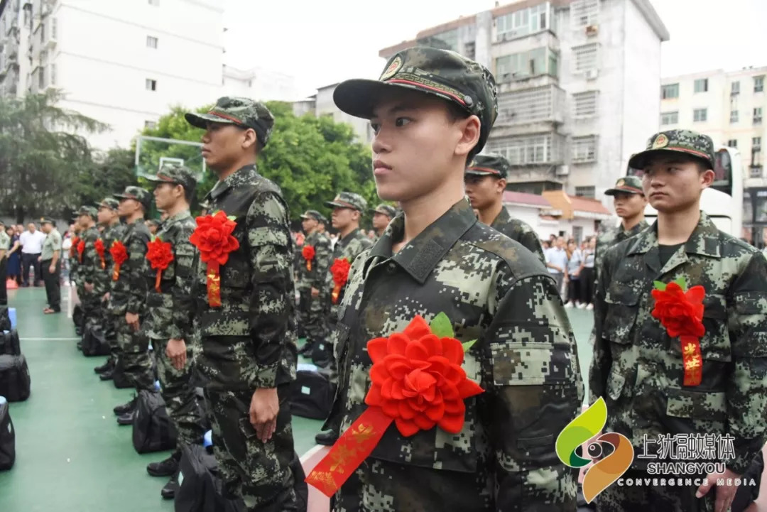 满怀憧憬 带着理想和一张稚嫩的脸庞 步入充满朝气,严肃和感情的部队