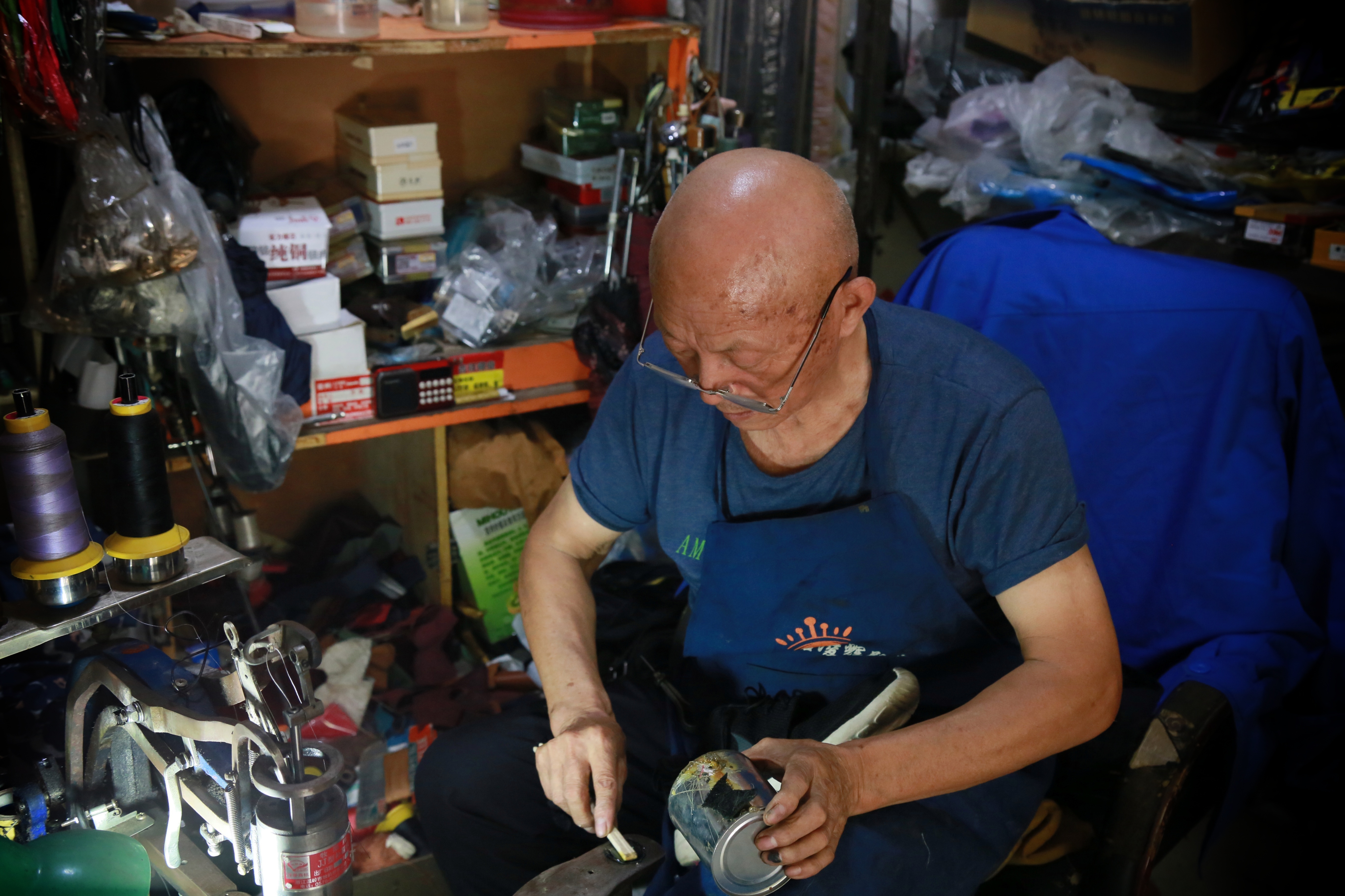 城市最后的修鞋匠:7旬大爷坚持40年一年休息两天