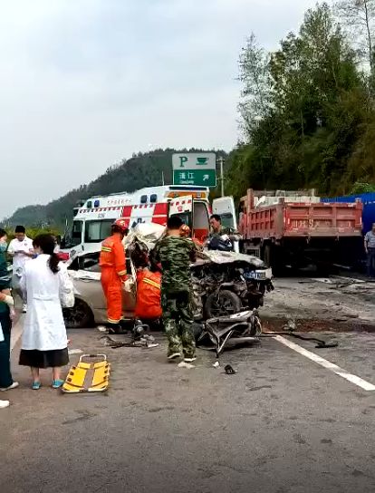 巴达高速清江段发生一起交通事故,小轿车追尾大货车致1死4伤