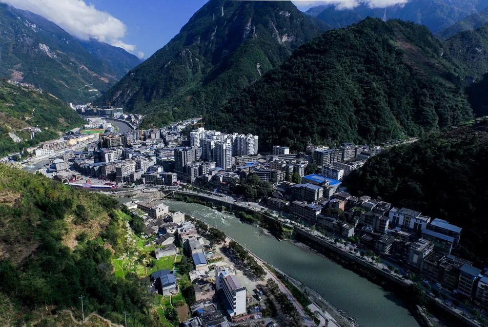 李洋/摄芦山县城夜景雅安将实现县县通高速的目标结束芦山,宝兴两县