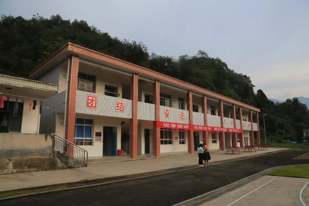 目前大部分乡村学校操场还在使用煤渣跑道.