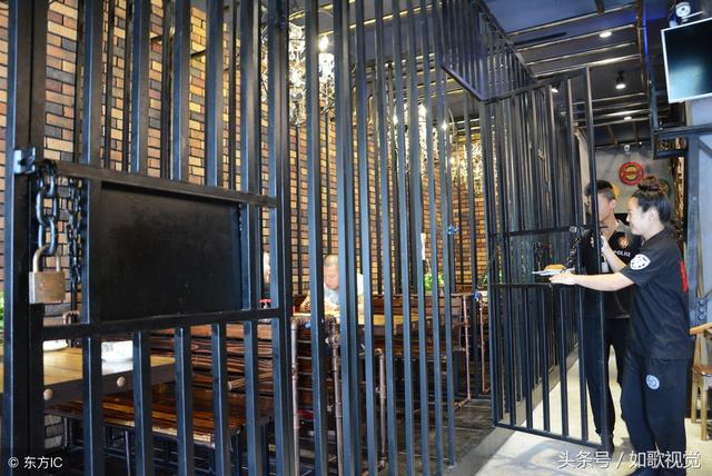 吉林这家饭店,顾客一律被锁在铁笼子内,从小窗口送"监狱"套餐