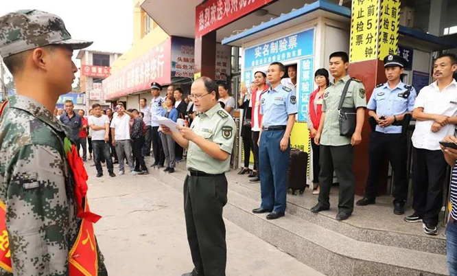 邓州市人武部部长武振辉为新兵们作临别赠言,赴藏方向的新兵,你们是好