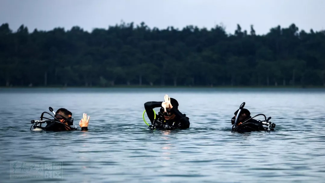 直击中国海警部队蛙人的"白加黑!_潜水