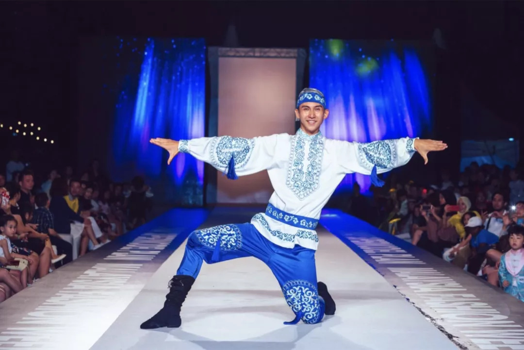 哈萨克族舞蹈表演