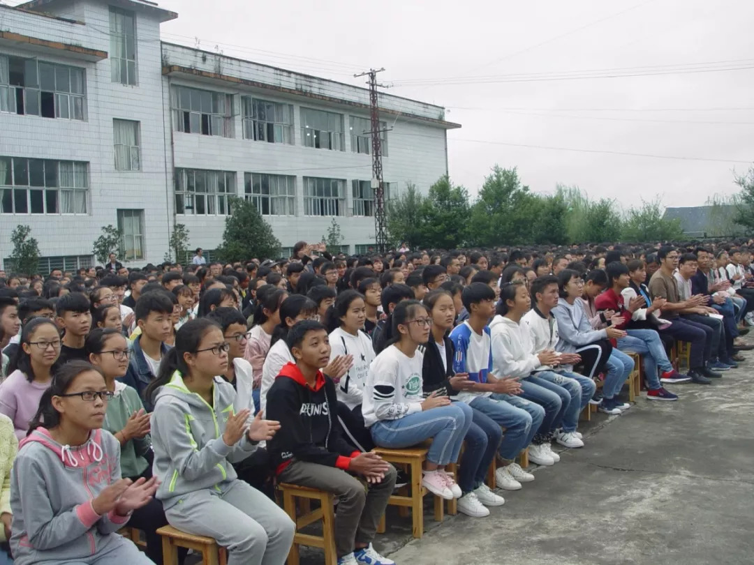 心手相牵,共筑七彩明天 ——腾冲市第七中学举行2018秋季开学典礼