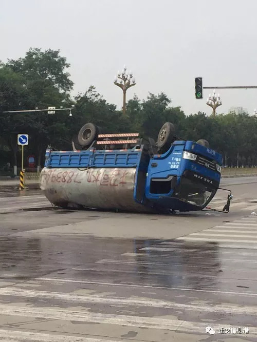 为躲避轿车 迁安一运水车不慎翻车