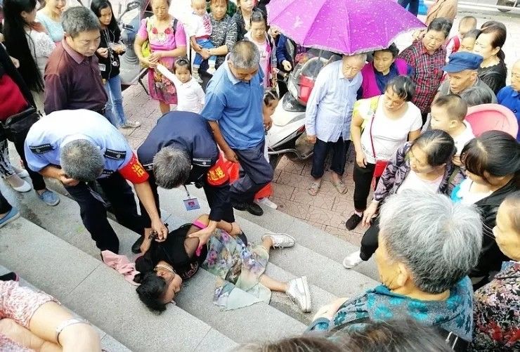 小心翼翼地将这位妇女抬到平坦的地方,还用民间手法扯沙救治这位妇女