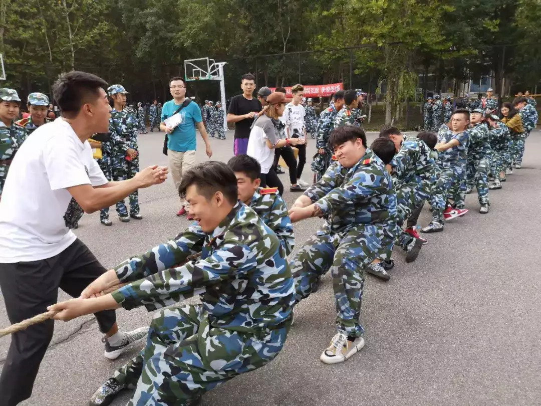 拔河正确姿势 扎个马步 屁股朝地 脸朝天 一起努力加油呀