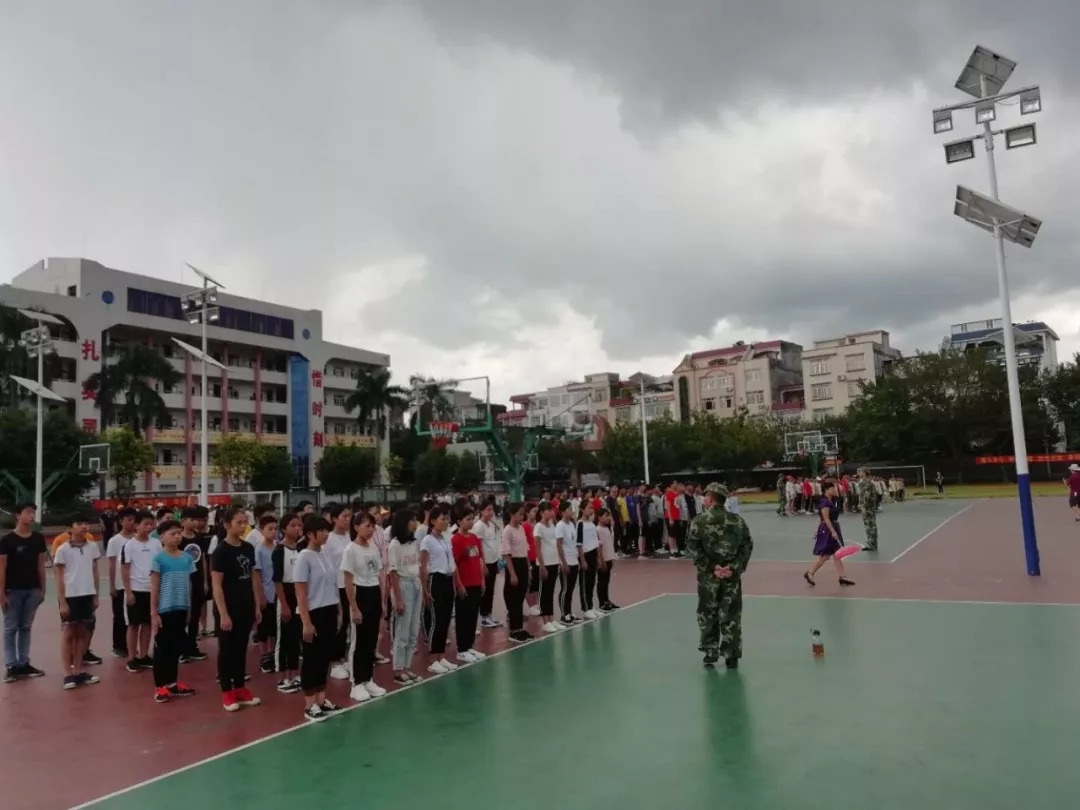 公司派出军事教员为 阳春市第三中学, 第五中学,八甲中学学生军训提供