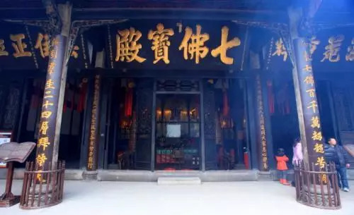 在北京通州和黑龙江同样有寺庙命名为宝光寺 根据你踏进罗汉堂的第一