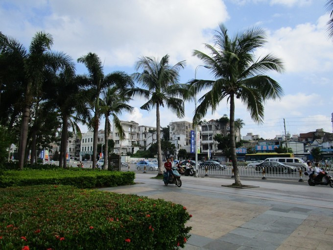 海口钟楼 海口 街头过马路时要小心避让摩托车与电动车,车流还是挺