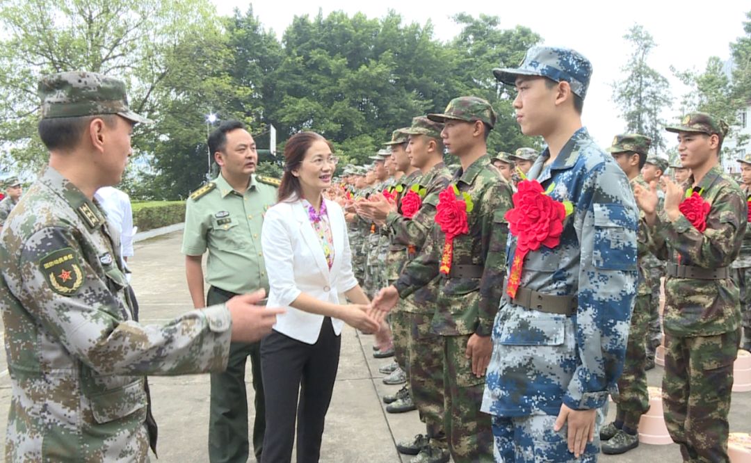 区委书记徐炼英欢送入伍新兵