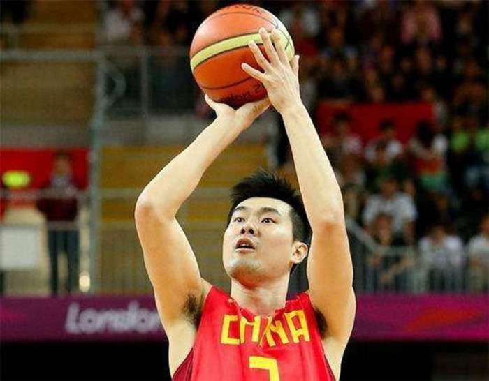 1记绝杀成名!CBA8冠王携妻子成NBA解说,与库里对飙3分