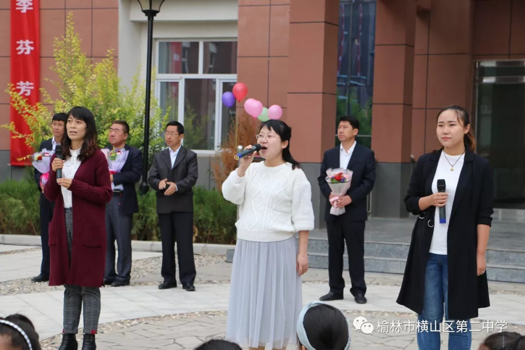 白磊老师,李梦圆老师和刘雅老师共同献唱《思源》