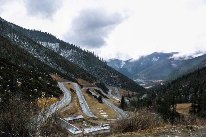 剪子弯山像剪刀剪出来的山路,到处乱弯,剪子湾山上天路十八弯,海拔