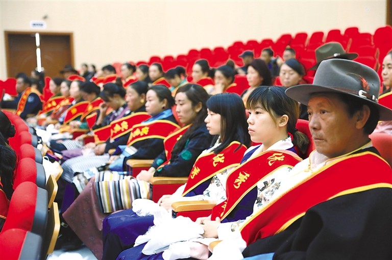 墨竹工卡县庆祝第34个教师节表彰大会现场.记者 王珊 摄