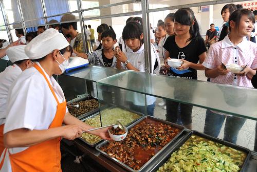 小学营养餐仅半碗素面 从孩子嘴里夺食的不只是餐饮公司