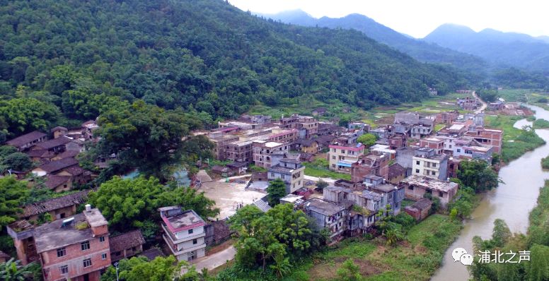 官垌镇是典型的"八山一水一分田"的镇之一,群众建房首要面对的问题就