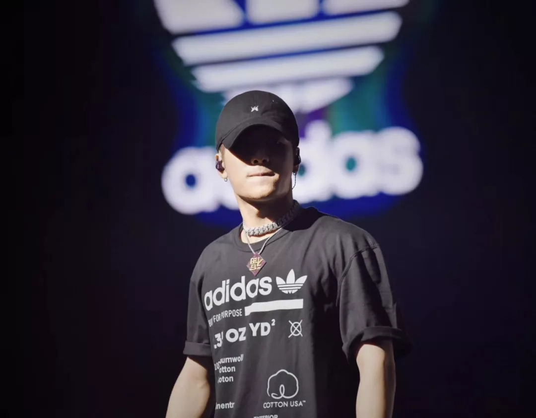 adidas originals 在与吴亦凡结束合作后迅速的签下了王嘉尔