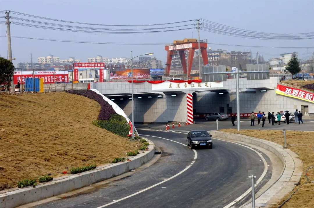 3长沙营盘路湘江隧道穿越湘江的第一条隧道.