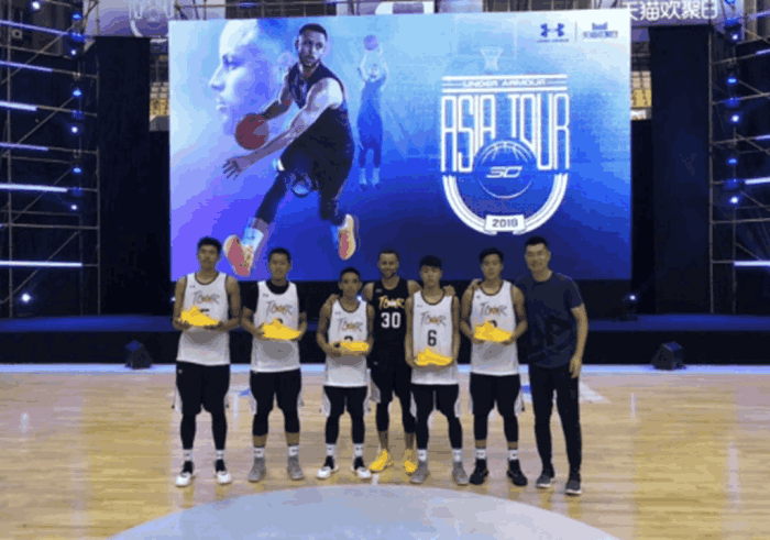 1记绝杀成名!CBA8冠王携妻子成NBA解说,与库里对飙3分