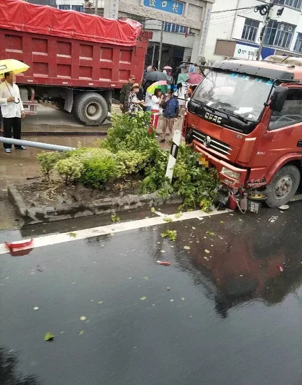 又一起惨烈车祸!绍兴104国道附近,电瓶车主被死死压在