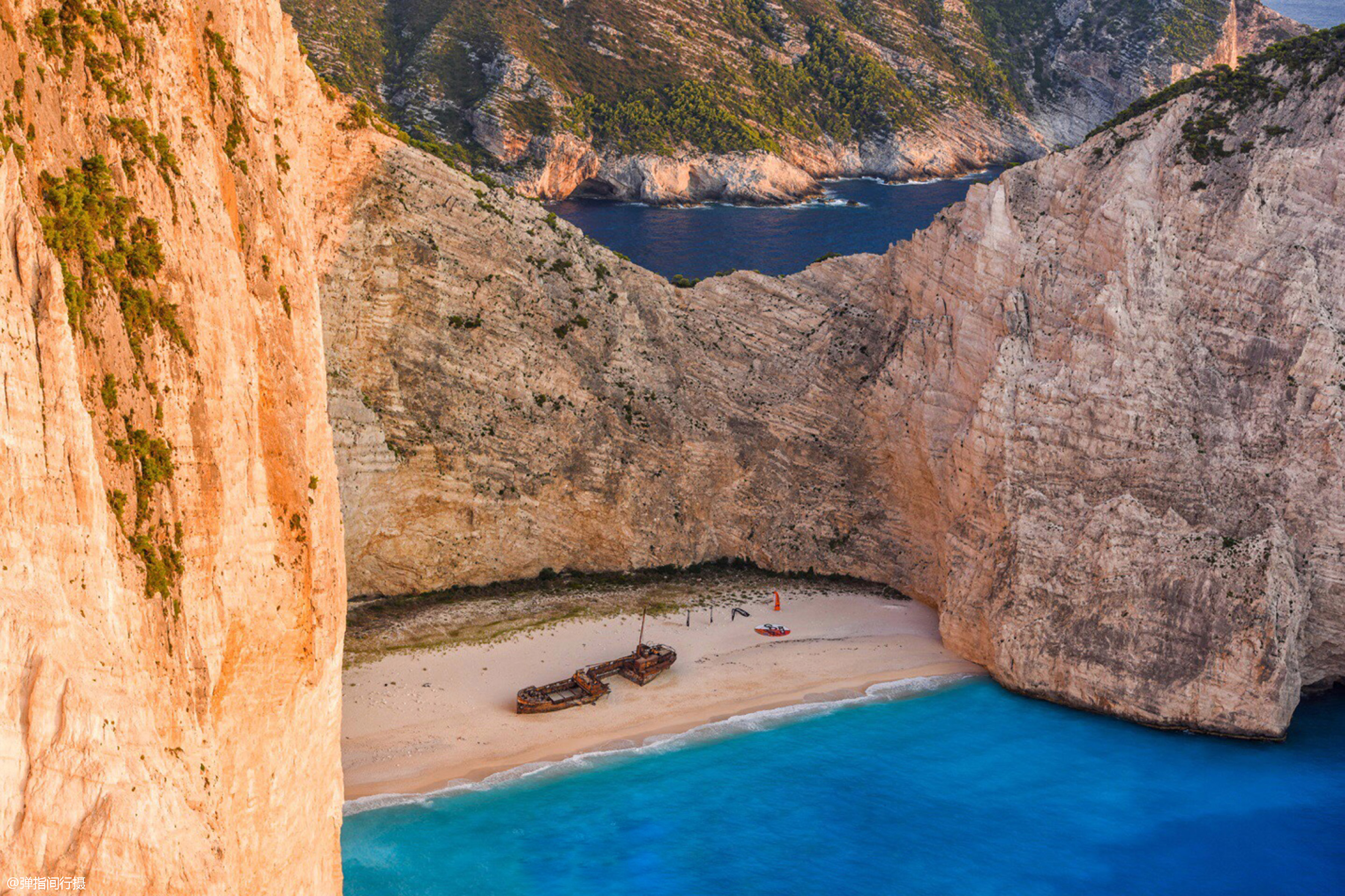 希腊的那瓦吉奥海滩，又称沉船海滩，是世界公认的最美海滩之一
