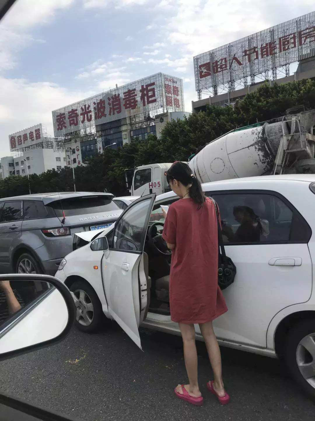 佛山美女司机穿拖鞋猛撞路虎,造成主干道超级大堵车!