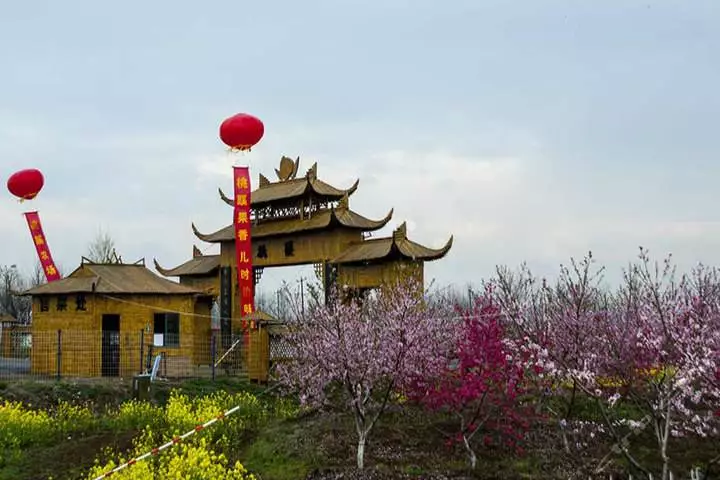 让以生态农业,休闲旅游和田园社区为一体,强调人与自然和谐发展