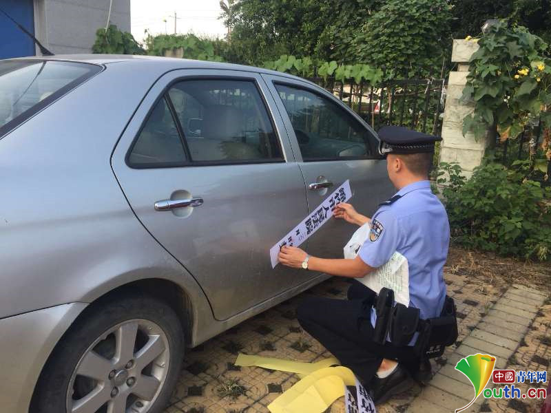 法警对老赖车辆进行查封.绵竹市人民法院供图