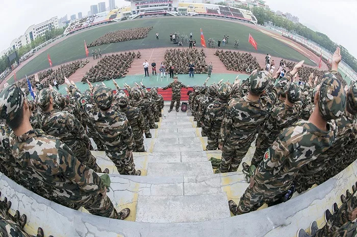 9月14日上午,学校在体育场隆重举行烟台大学2018级学生军训总结表彰