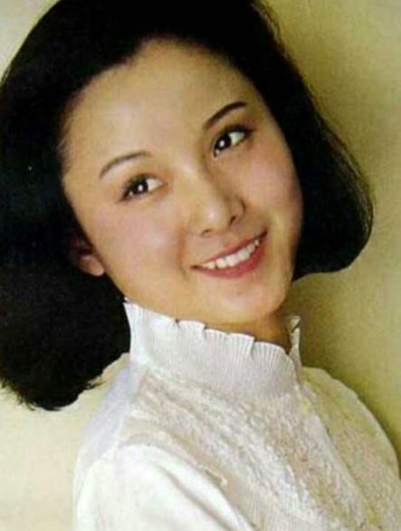 《红楼梦》中晴雯的扮演者安雯与作曲家苏越在1991年步入婚姻的殿堂