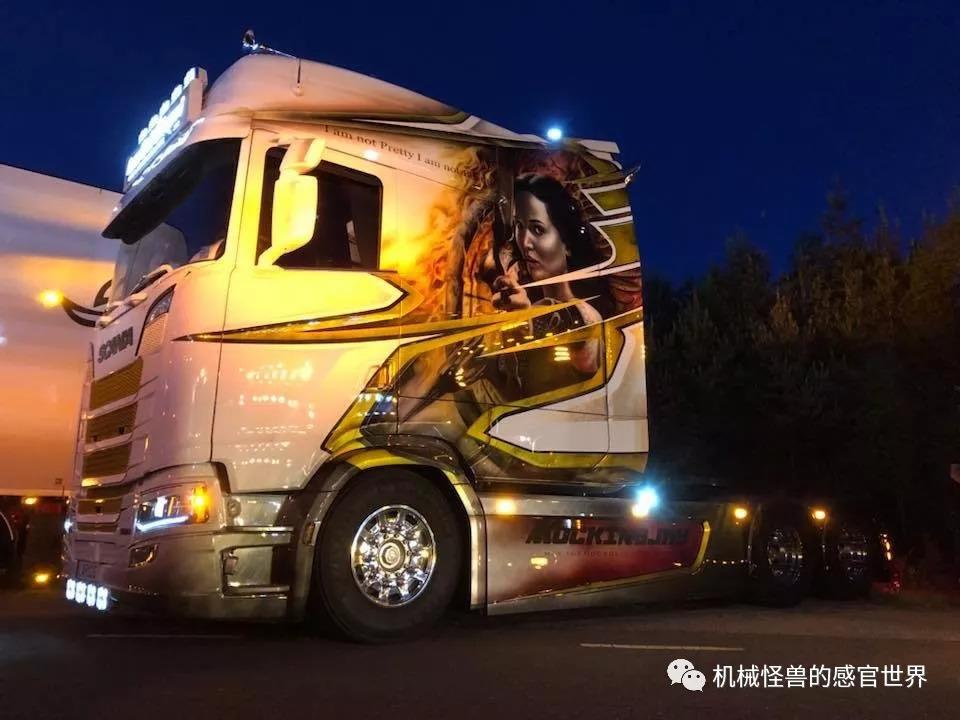 拉长了膨胀了公路之王scania被改装成移动的豪华包厢