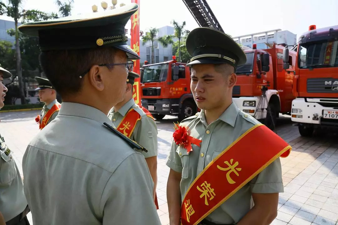 眼中的泪光叙说着对东莞消防大家庭的依依不舍