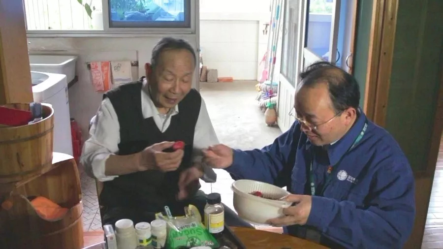 慢慢地,陈文品老人性格变得开朗了许多,也认识了不少新朋友.