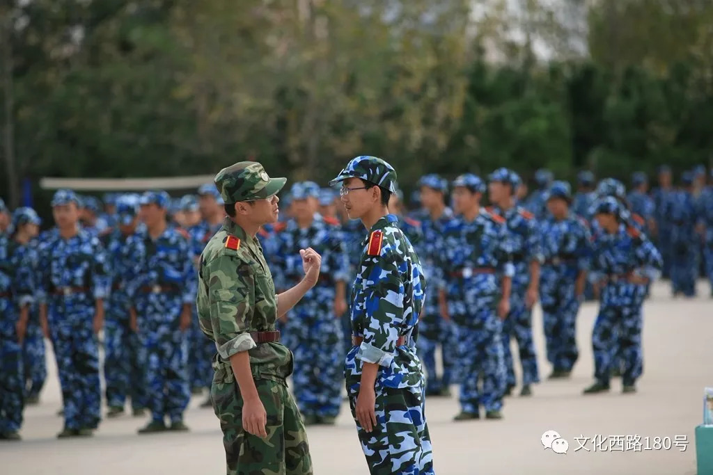 又到一年军训时 校园里随处可见身穿迷彩服的学子们 今天应景推送出