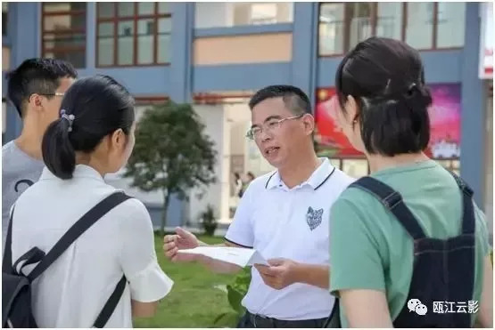 温州电视台记者采访温大附中的朱郁华校长温州电视台