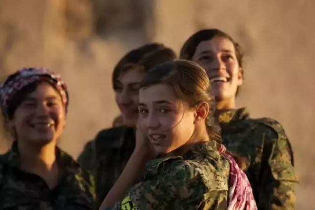 眼前这个回眸的美丽姑娘,她是一名库尔德女兵,生在战乱国家,最后不幸