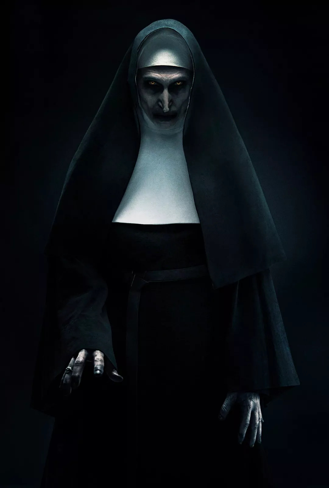 艾琳修女在镜中见到鬼修女,以及鬼修女正式现身时的场景,都恐怖效果