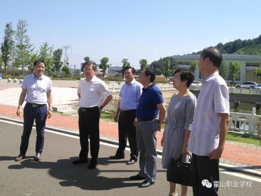 项跃文县长教师节慰问霍山职业学校教师