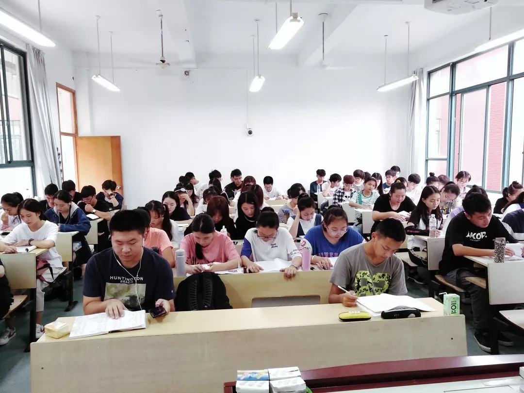 或许因为环境而感到紧张 而在不知不觉间 同学们在大学正式上课的第