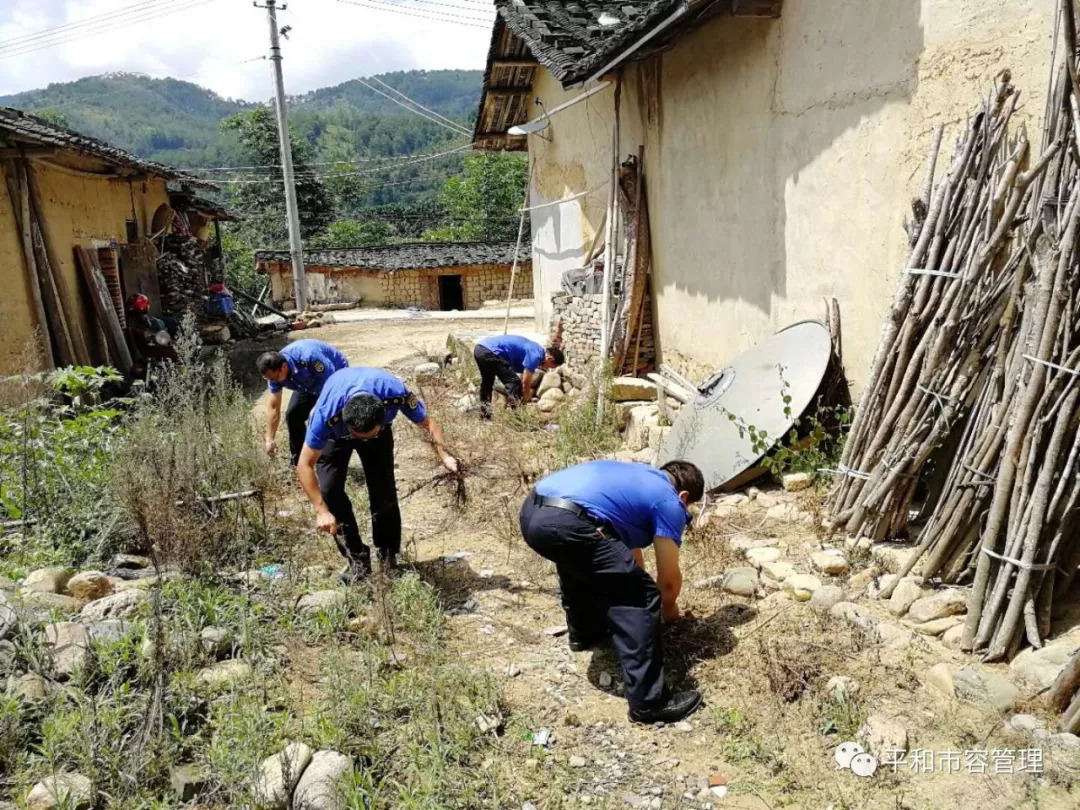 平和县秀峰乡坝头村来了这些人:为贫困户打扫卫生,扮靓庭院