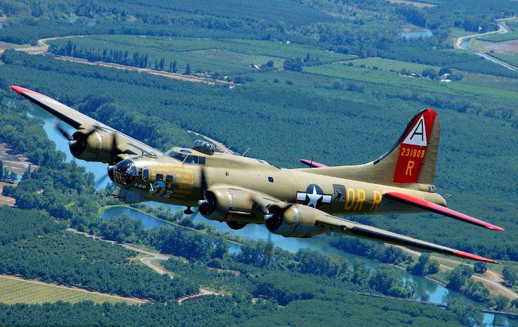 二战美国生产最多的轰炸机,空中霸王b24,一小时生产一