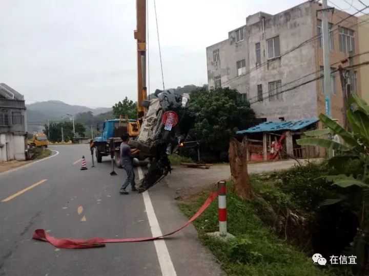 【信宜池洞岭砥合丫河路段又发生车祸,干群合力救授!】