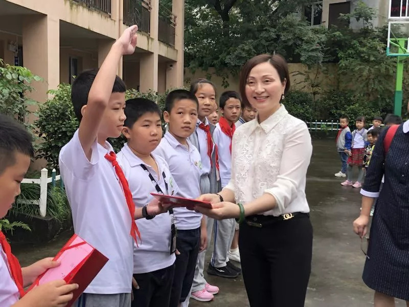 温州民进"开明助学工程"驶入瓯海泽雅周岙小学