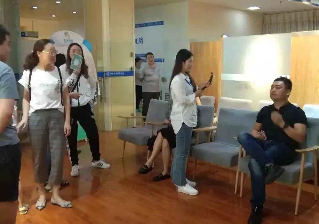 随后,李昕在直播过程中高兴地和粉丝们分享着手术过程,"没有什么感觉