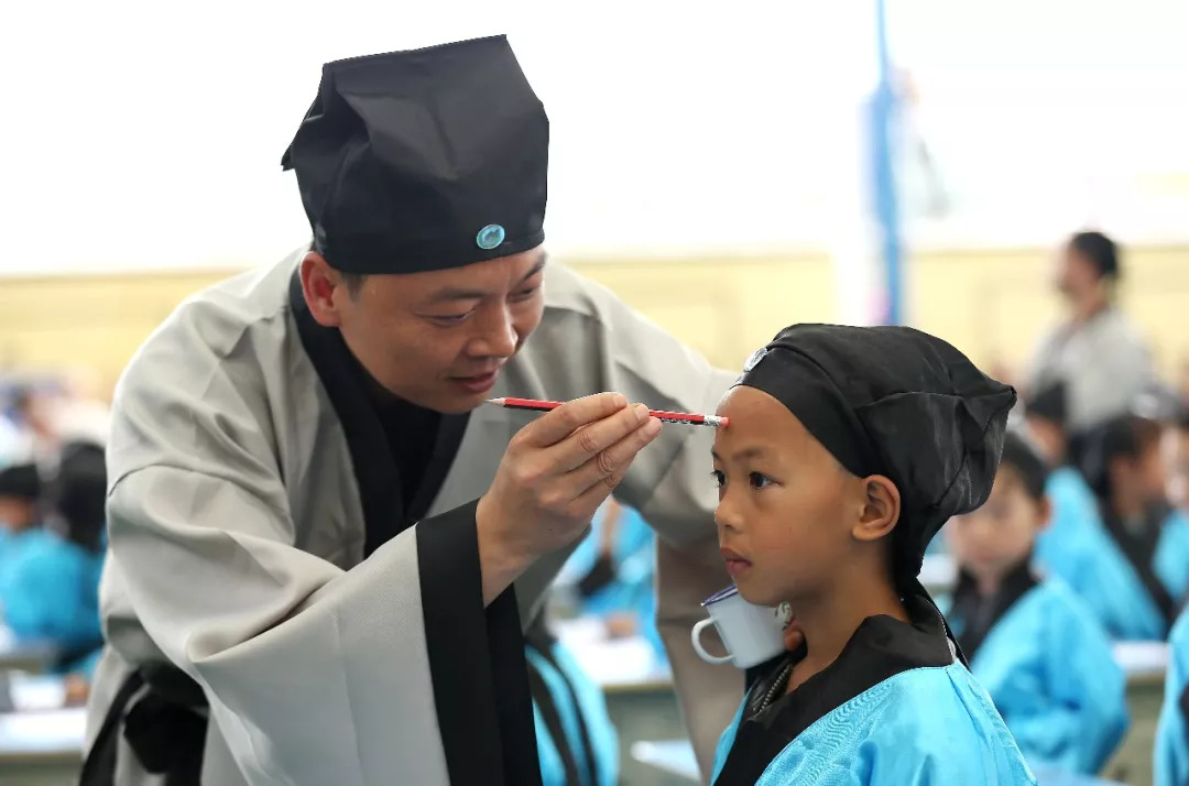 【今日头条】点朱砂 写"人"字 丹寨城关一小重现古风"开笔礼"